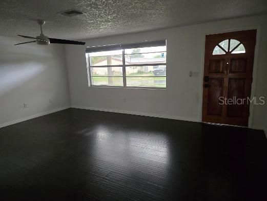 En Venta: $349,000 (4 camas, 2 baños, 1560 Pies cuadrados)