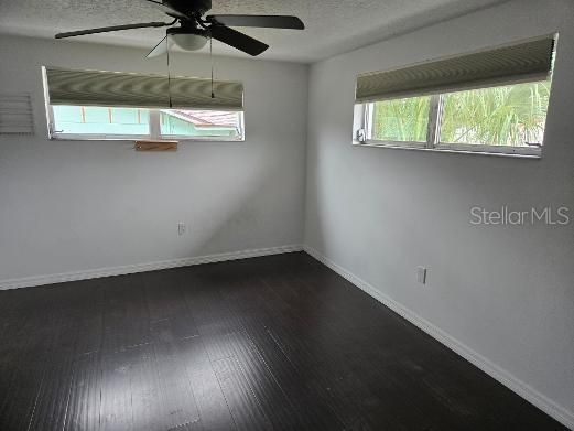 En Venta: $349,000 (4 camas, 2 baños, 1560 Pies cuadrados)