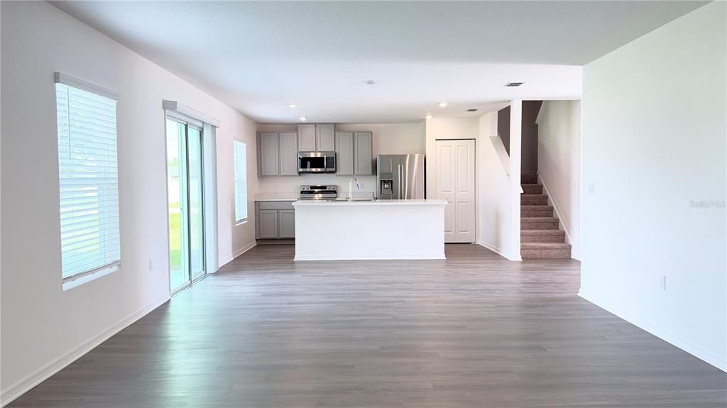 На продажу: $329,990 (5 спален, 3 ванн, 2281 Квадратных фут)