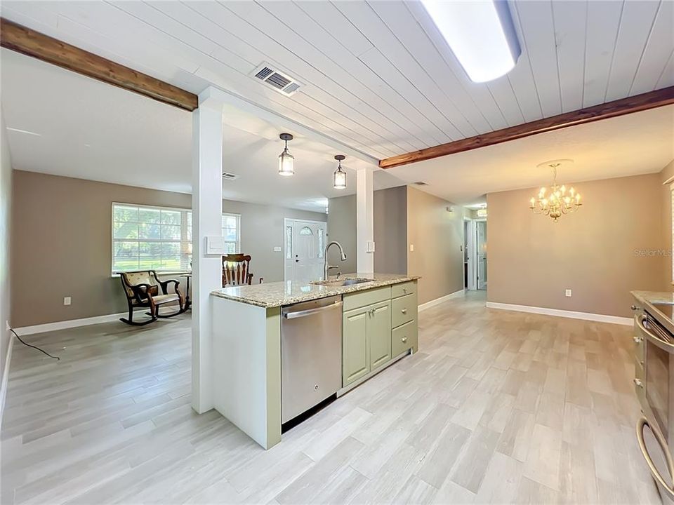For Sale: $289,900 (2 beds, 2 baths, 1252 Square Feet)