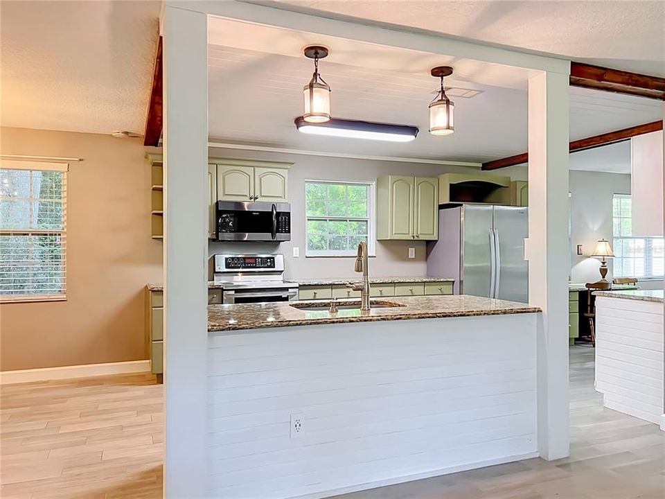 For Sale: $289,900 (2 beds, 2 baths, 1252 Square Feet)
