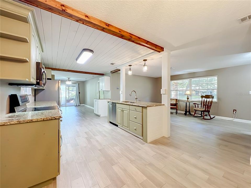 For Sale: $289,900 (2 beds, 2 baths, 1252 Square Feet)