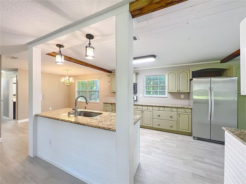 For Sale: $289,900 (2 beds, 2 baths, 1252 Square Feet)