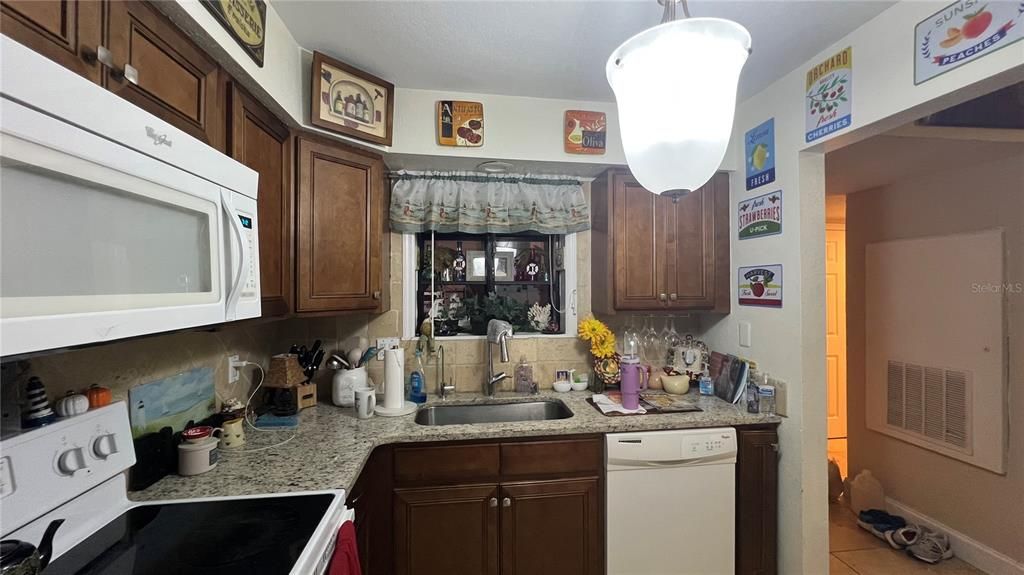 For Sale: $234,999 (2 beds, 2 baths, 1199 Square Feet)
