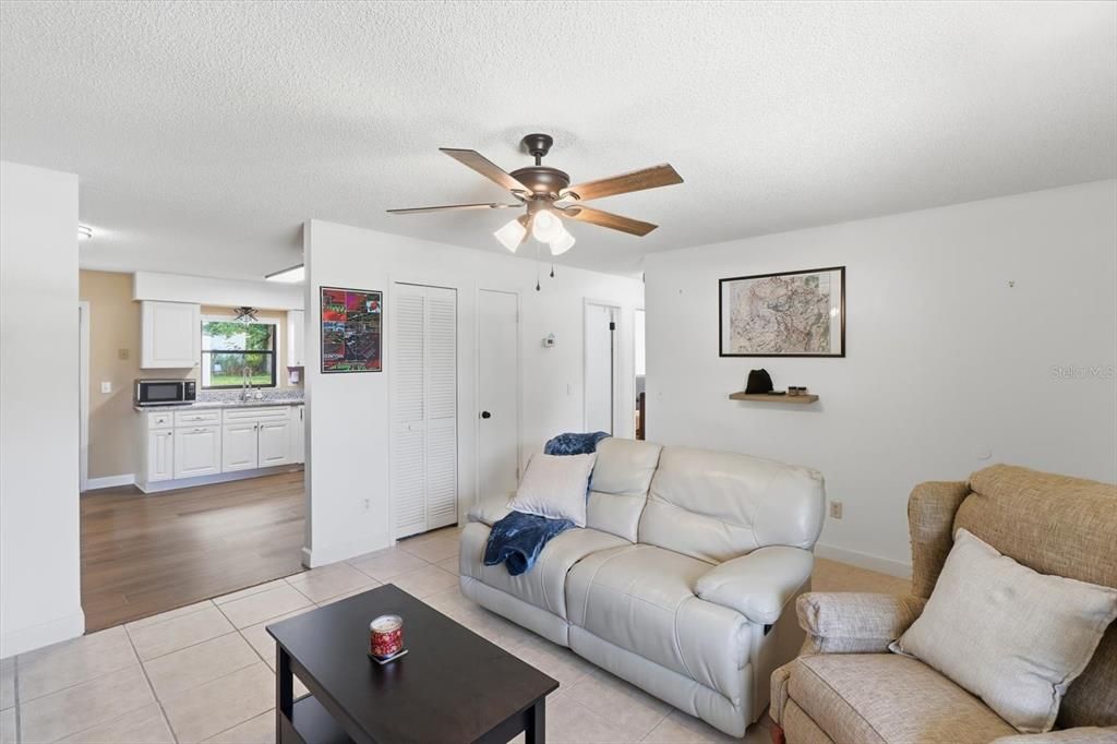 For Sale: $215,000 (2 beds, 1 baths, 840 Square Feet)