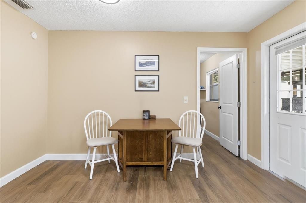 For Sale: $215,000 (2 beds, 1 baths, 840 Square Feet)