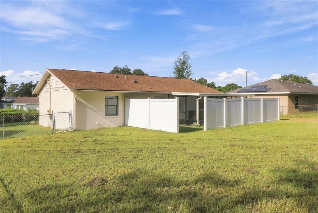 For Sale: $215,000 (2 beds, 1 baths, 840 Square Feet)