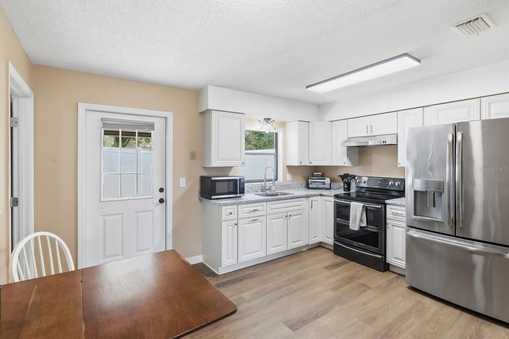 For Sale: $215,000 (2 beds, 1 baths, 840 Square Feet)