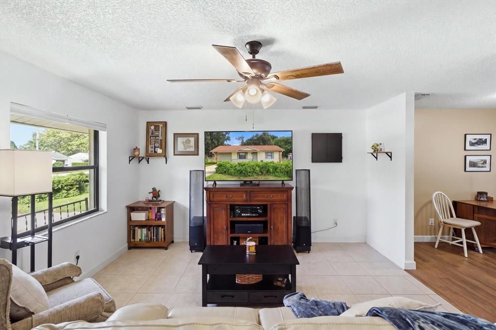 For Sale: $215,000 (2 beds, 1 baths, 840 Square Feet)