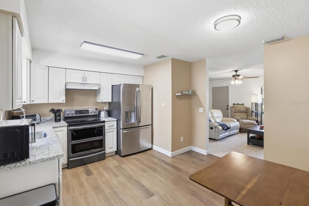 For Sale: $215,000 (2 beds, 1 baths, 840 Square Feet)