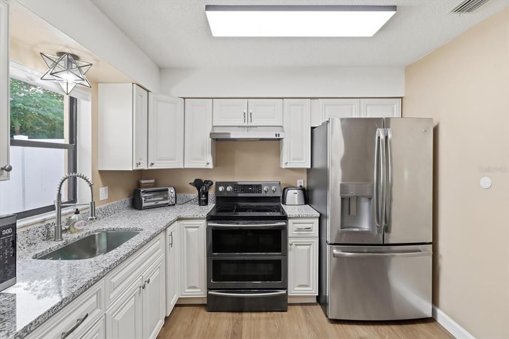 For Sale: $215,000 (2 beds, 1 baths, 840 Square Feet)