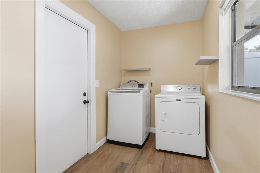 For Sale: $215,000 (2 beds, 1 baths, 840 Square Feet)