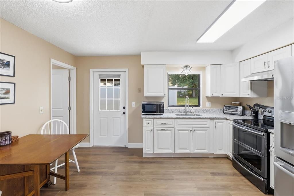 For Sale: $215,000 (2 beds, 1 baths, 840 Square Feet)