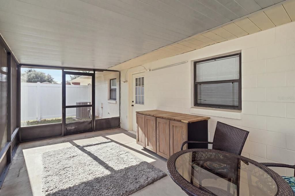 For Sale: $215,000 (2 beds, 1 baths, 840 Square Feet)