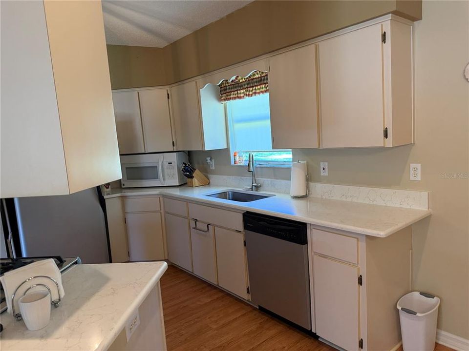 待售: $232,000 (2 贝兹, 2 浴室, 1060 平方英尺)
