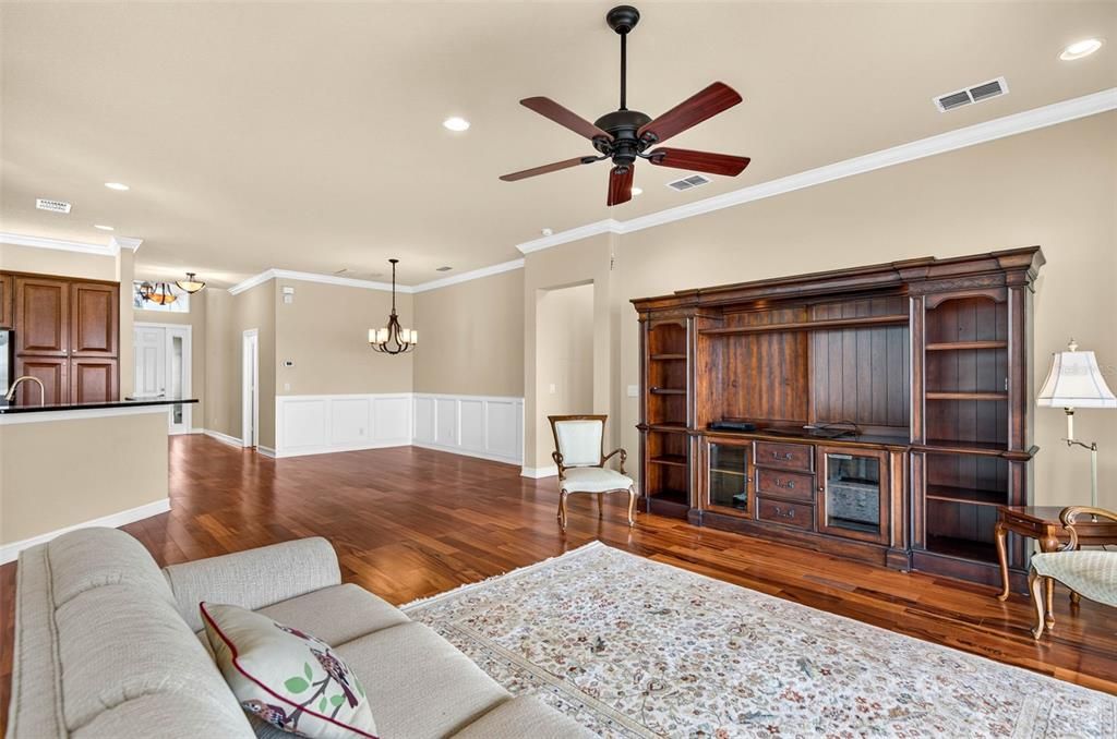 Activo con contrato: $439,900 (3 camas, 2 baños, 2061 Pies cuadrados)