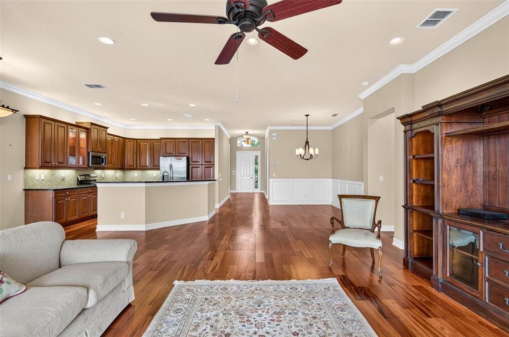 Activo con contrato: $439,900 (3 camas, 2 baños, 2061 Pies cuadrados)