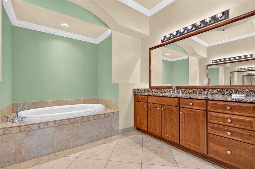 Activo con contrato: $439,900 (3 camas, 2 baños, 2061 Pies cuadrados)