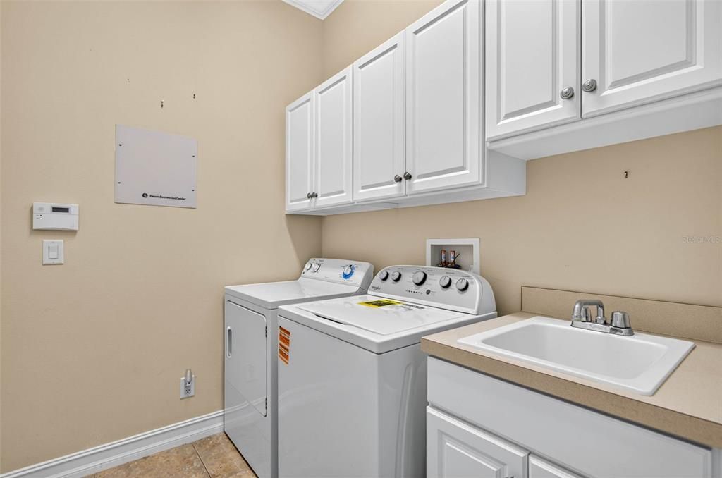Activo con contrato: $439,900 (3 camas, 2 baños, 2061 Pies cuadrados)