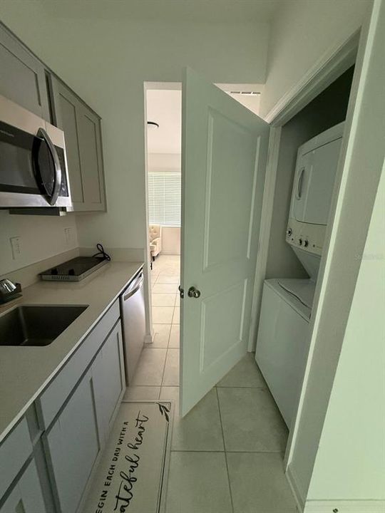 For Rent: $1,350 (1 beds, 1 baths, 700 Square Feet)
