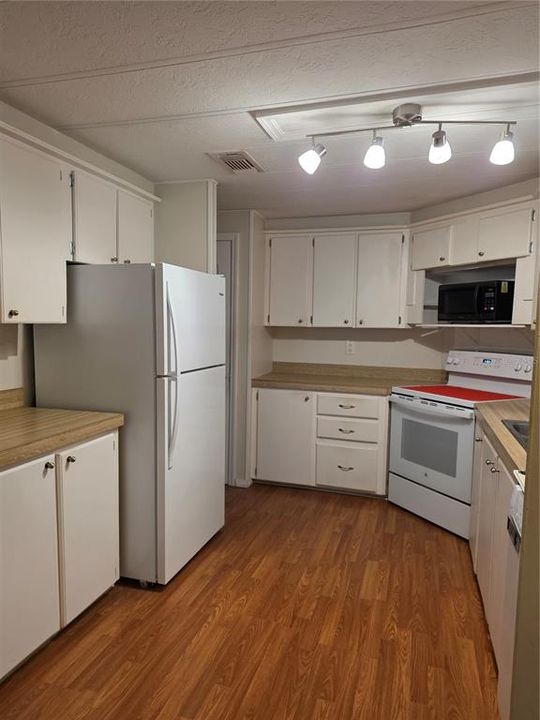 For Sale: $124,900 (2 beds, 2 baths, 1408 Square Feet)
