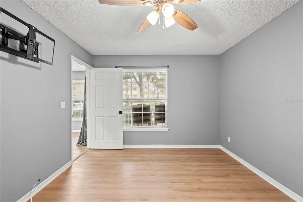 For Sale: $136,500 (2 beds, 2 baths, 934 Square Feet)