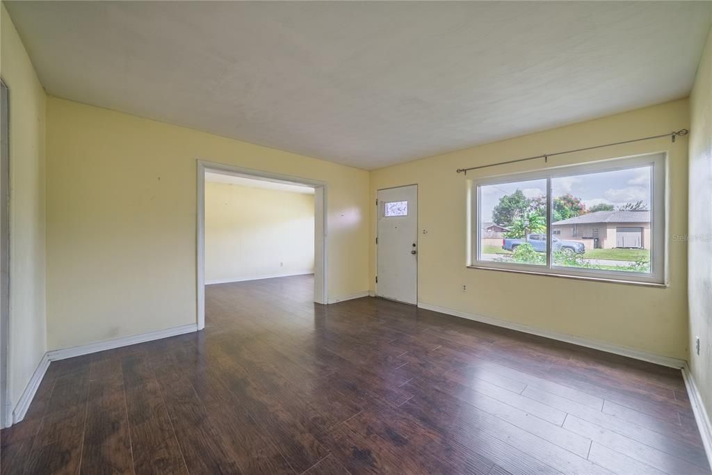 For Sale: $349,000 (2 beds, 1 baths, 976 Square Feet)