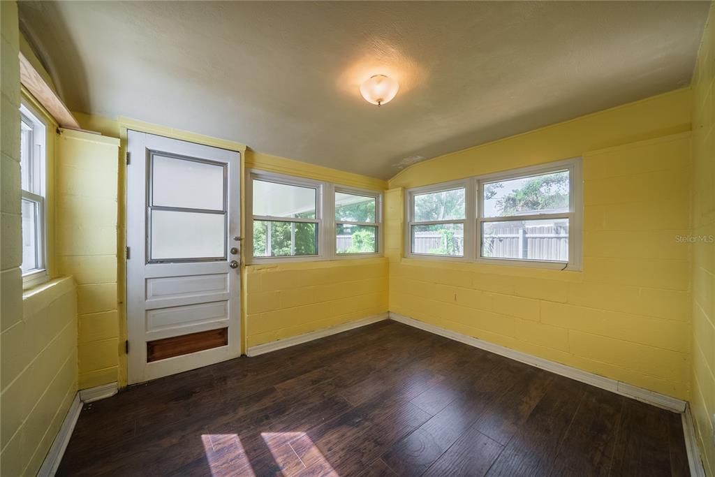 For Sale: $349,000 (2 beds, 1 baths, 976 Square Feet)
