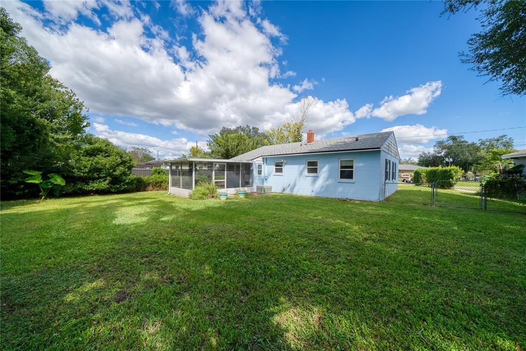 For Sale: $349,000 (2 beds, 1 baths, 976 Square Feet)