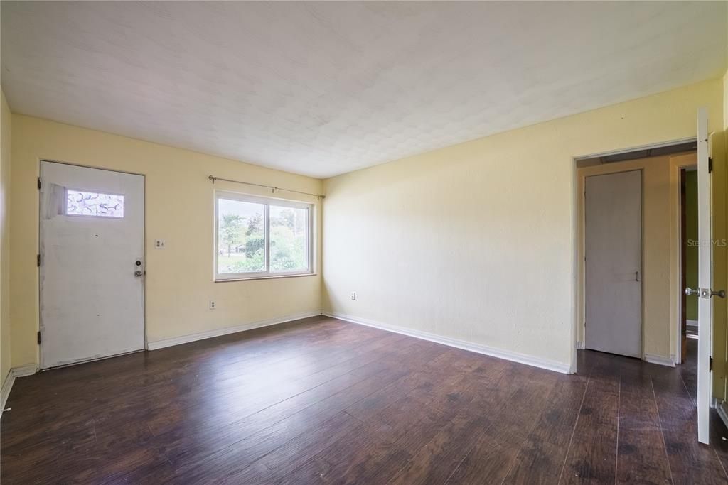 For Sale: $349,000 (2 beds, 1 baths, 976 Square Feet)