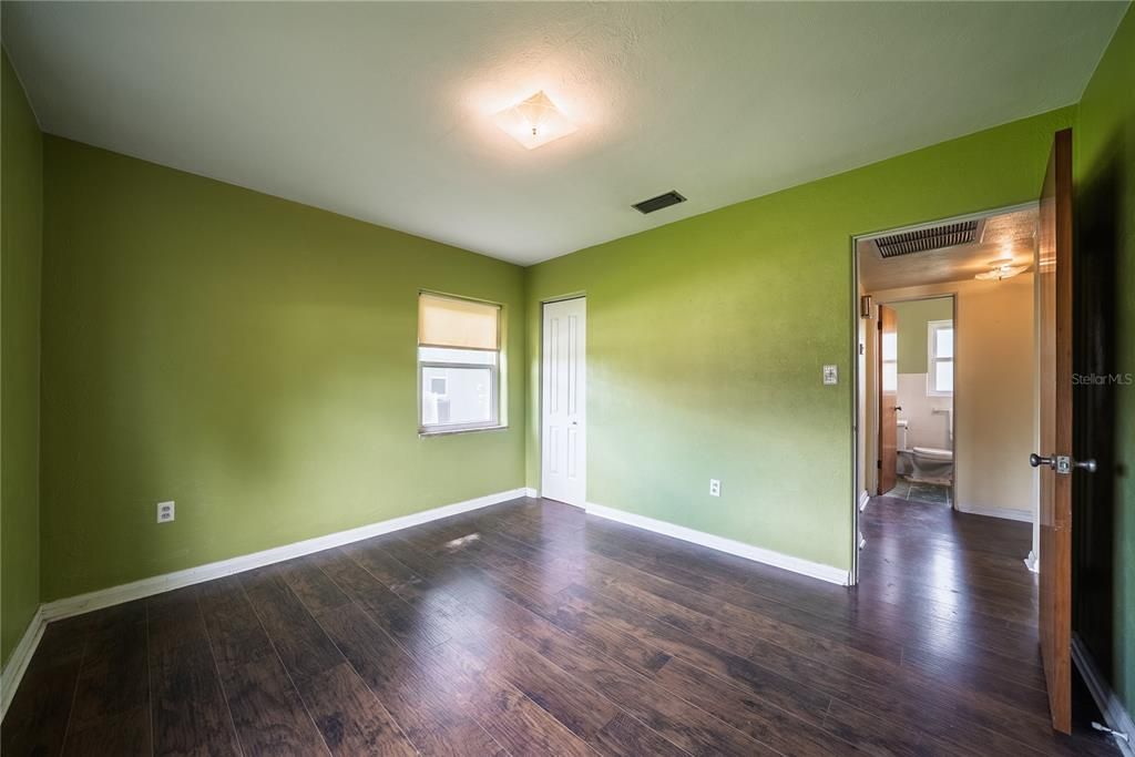 For Sale: $349,000 (2 beds, 1 baths, 976 Square Feet)