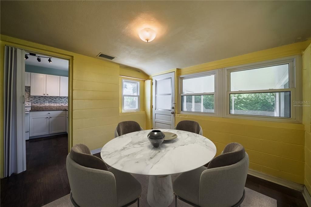 For Sale: $349,000 (2 beds, 1 baths, 976 Square Feet)