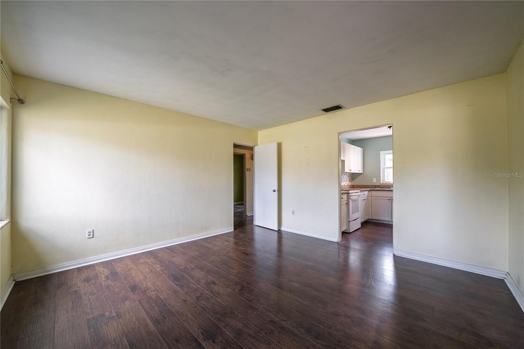 For Sale: $349,000 (2 beds, 1 baths, 976 Square Feet)