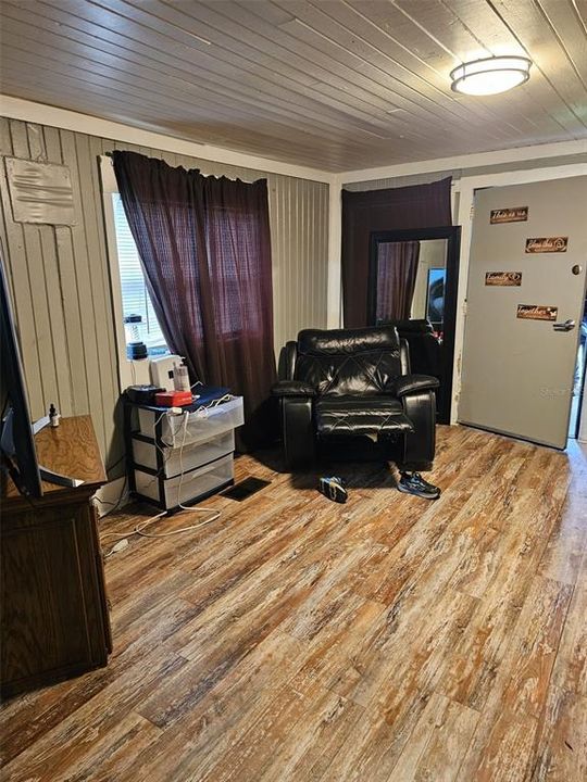For Sale: $160,000 (2 beds, 1 baths, 816 Square Feet)