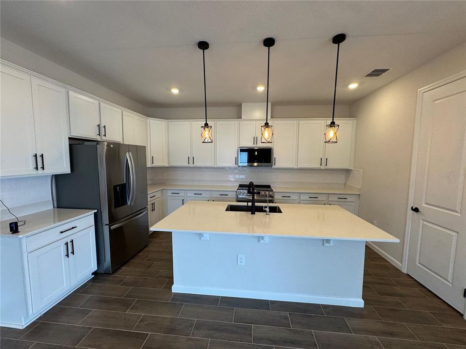 En Venta: $325,000 (4 camas, 3 baños, 2075 Pies cuadrados)