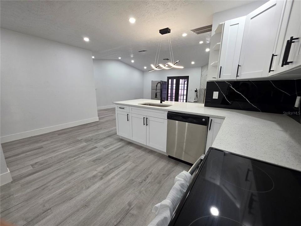 На продажу: $359,900 (5 спален, 3 ванн, 1778 Квадратных фут)