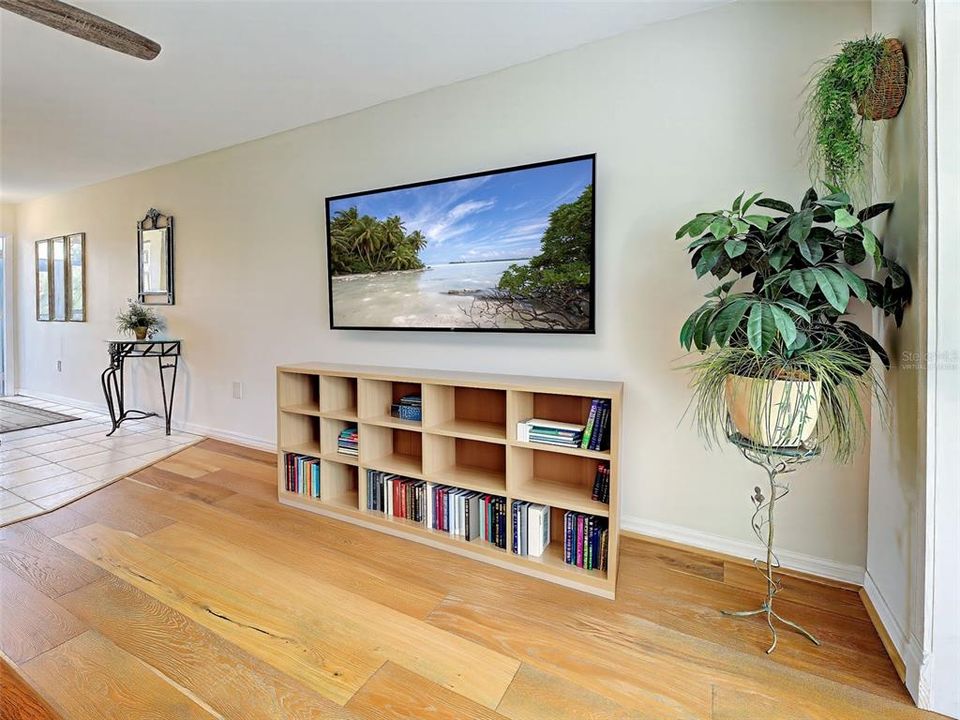 For Sale: $159,000 (2 beds, 2 baths, 1037 Square Feet)