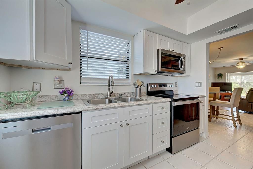 For Sale: $159,000 (2 beds, 2 baths, 1037 Square Feet)