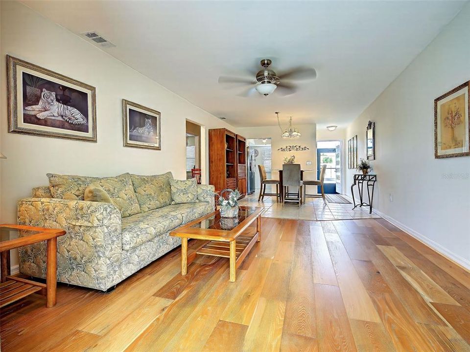 For Sale: $159,000 (2 beds, 2 baths, 1037 Square Feet)