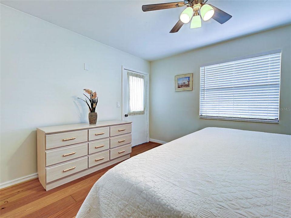 For Sale: $159,000 (2 beds, 2 baths, 1037 Square Feet)