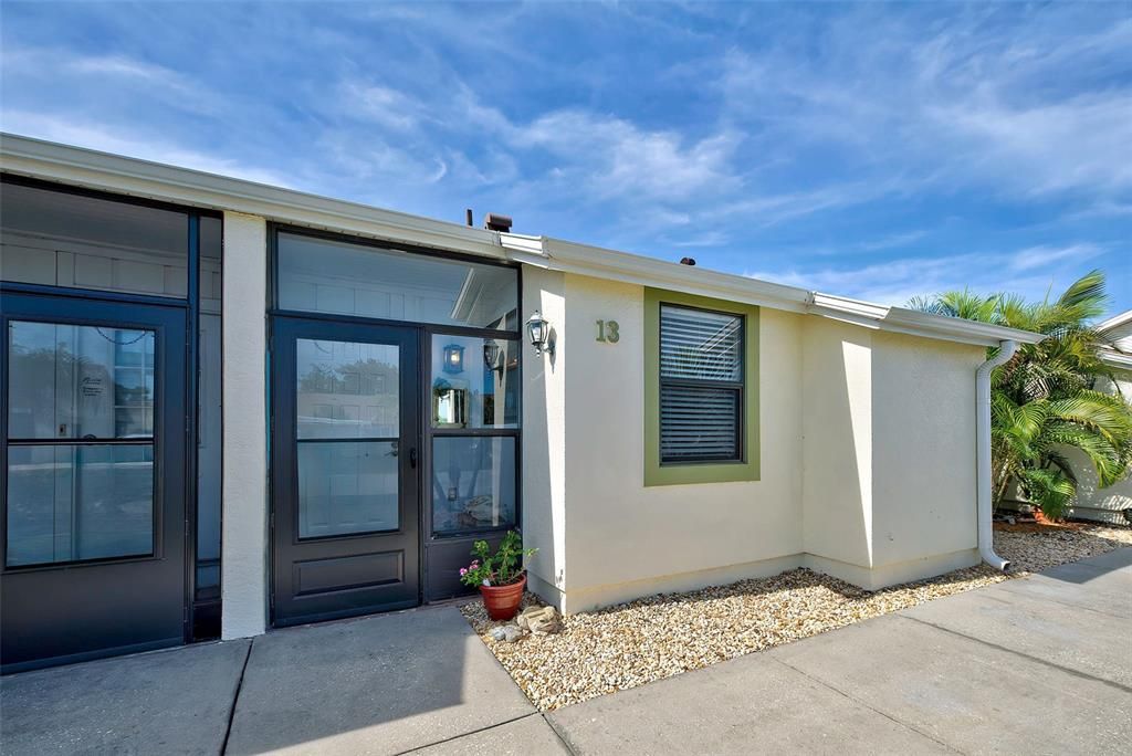 For Sale: $159,000 (2 beds, 2 baths, 1037 Square Feet)