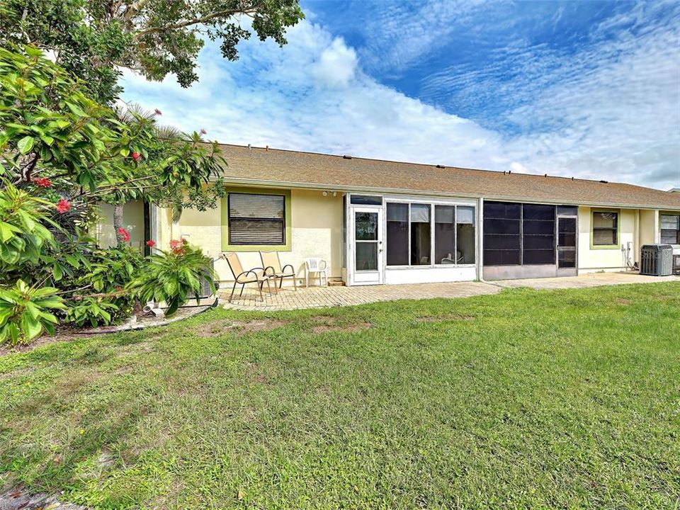 For Sale: $159,000 (2 beds, 2 baths, 1037 Square Feet)