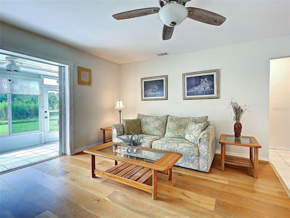 For Sale: $159,000 (2 beds, 2 baths, 1037 Square Feet)