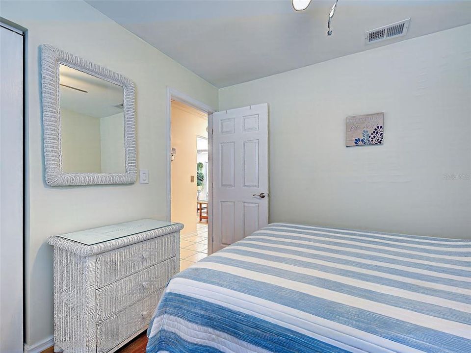 For Sale: $159,000 (2 beds, 2 baths, 1037 Square Feet)