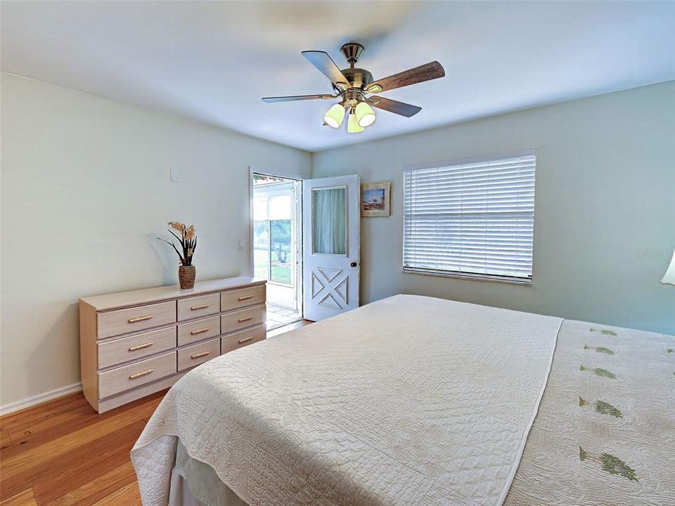For Sale: $159,000 (2 beds, 2 baths, 1037 Square Feet)