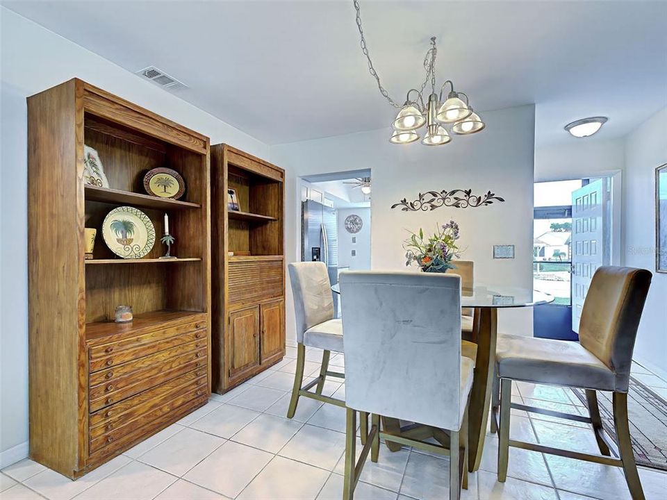 For Sale: $159,000 (2 beds, 2 baths, 1037 Square Feet)