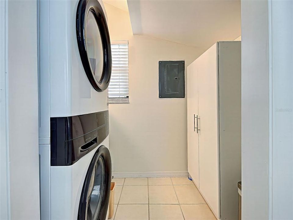 For Sale: $159,000 (2 beds, 2 baths, 1037 Square Feet)