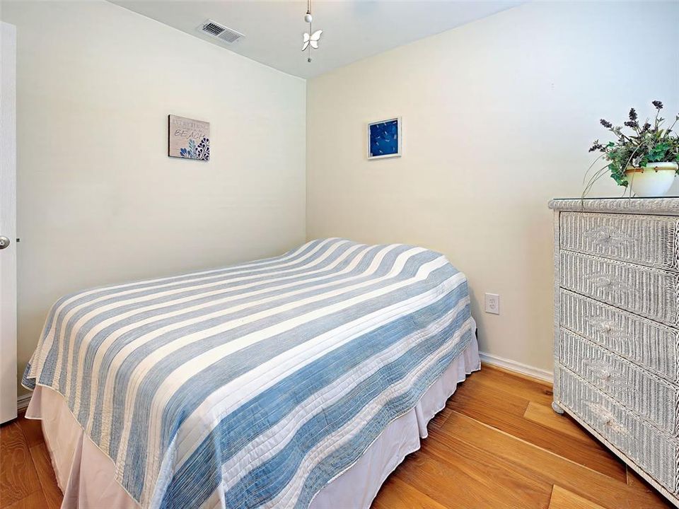 For Sale: $159,000 (2 beds, 2 baths, 1037 Square Feet)