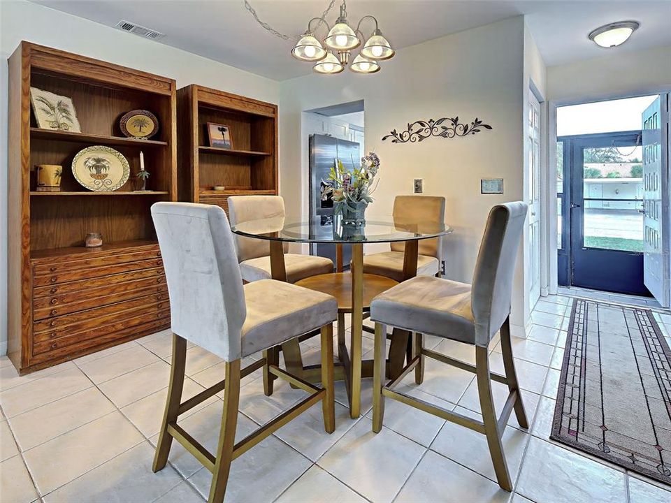 For Sale: $159,000 (2 beds, 2 baths, 1037 Square Feet)
