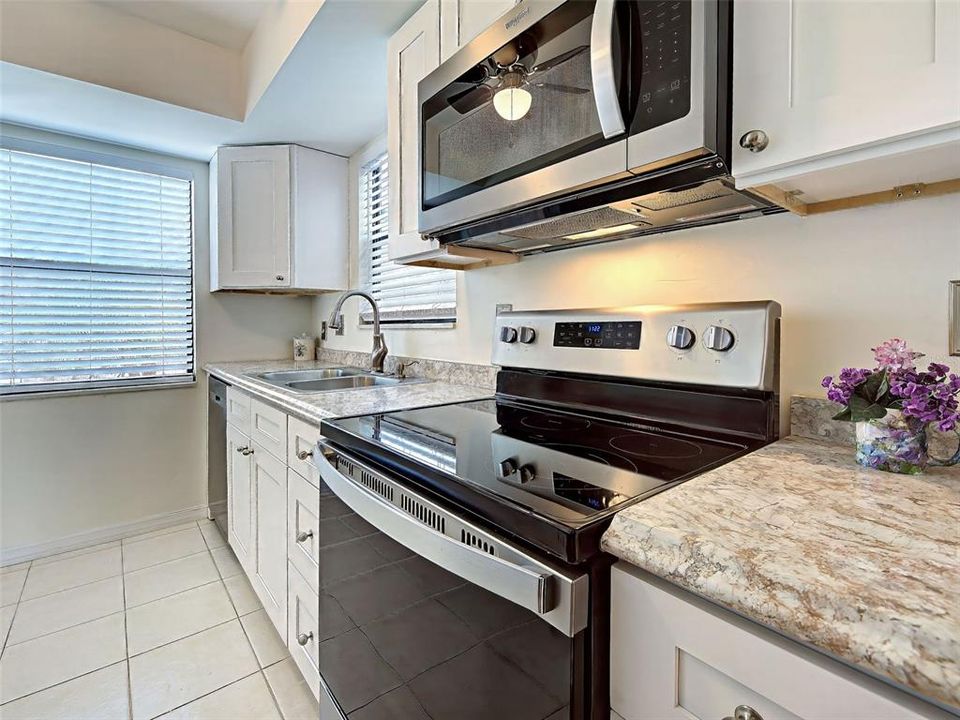 For Sale: $159,000 (2 beds, 2 baths, 1037 Square Feet)